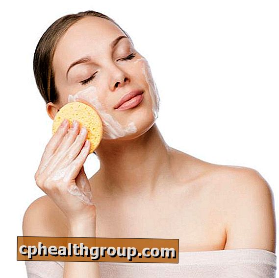 Как да направите почистване на лицето за мазна кожа