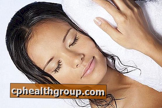 Чи погано спати з мокрим волоссям?