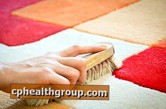 Hvordan rengjør et teppe for hånd