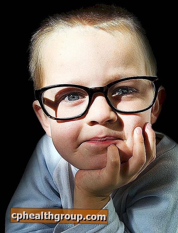 Wie kann ich wissen, ob mein Kind eine Brille braucht?