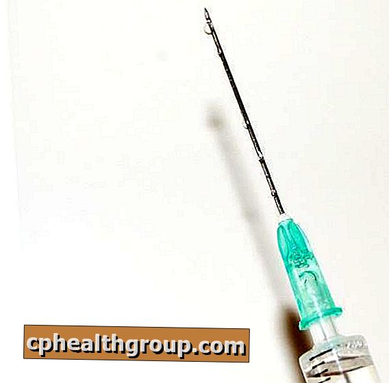 Hoe een medicijn in een injectiespuit uit een injectieflacon te laden