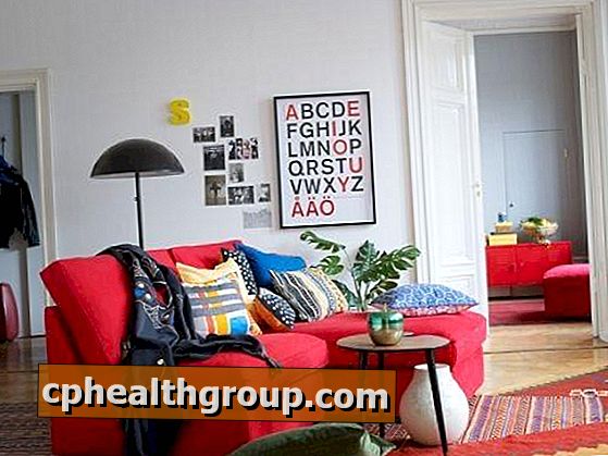 Hoe een woonkamer te versieren met een rode sofa