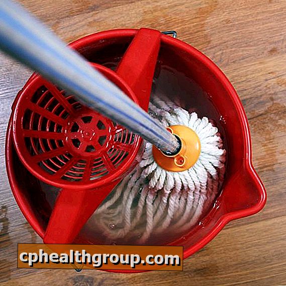 Ako vyčistiť zvracanie podlahy