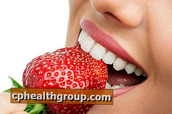 Как да избелите зъбите с ягоди
