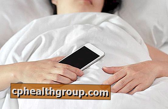 Ar blogai miegoti šalia mobiliojo telefono?