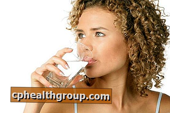 Benefici dell'acqua potabile a stomaco vuoto